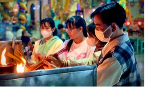 Rằm tháng Giêng, người dân đổ về chùa Bà Châu Đốc 2 cầu tài lộc, bình an