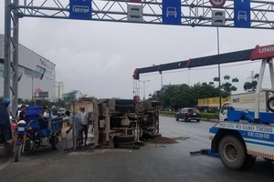 Tránh xe máy qua đường, xe ben lật nhào