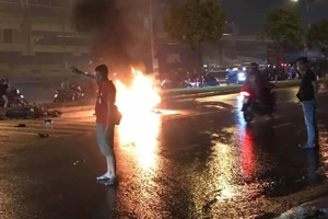 Xe máy bốc cháy trên xa lộ Hà Nội sau va chạm vào mô tô khác