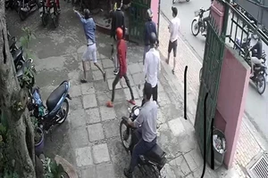 Hơn 20 người đánh 3 người trong quán ở Thủ Đức