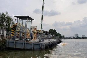 Sà lan gần 2.000 tấn mất lái, tông chìm canô