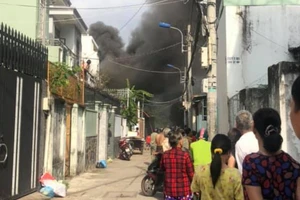 Lửa thiêu rụi kho hàng điện lạnh tại Thủ Đức