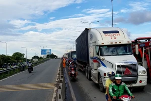 Container 'đại náo' cầu vượt Sóng Thần gây ùn xe nghiêm trọng