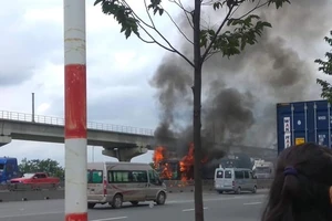 Xe ben bốc cháy khi đang chạy ở quận Thủ Đức
