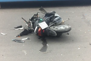 Cô gái truy hô 'cướp cướp' rồi tông vào xe buýt