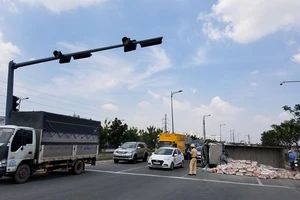 Xe tải chở xi măng lật trên đại lộ Phạm Văn Đồng