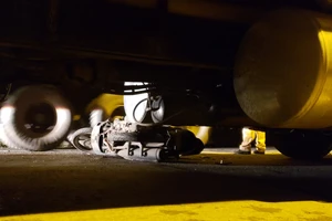 Va chạm với hai xe container, người lái xe máy bị cán tử vong