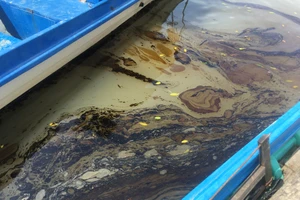 Có vệt dầu loang gần hiện trường chìm tàu 8.000 tấn