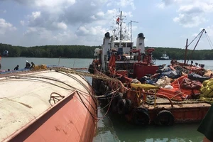 Vụ chìm tàu ở Cần Giờ: Đã đưa 60 m3 dầu ra khỏi tàu 