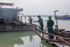 Bắt 3 sà lan khai thác cát trái phép trên biển Cần Giờ