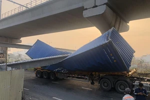 Vụ dầm cầu rớt, đè container: Do sai về chiều cao tĩnh không 