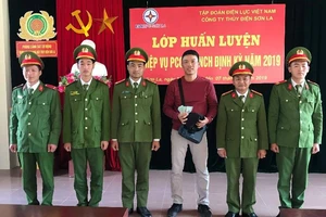 Cảnh sát bảo vệ thủy điện Sơn La trả lại tiền cho du khách