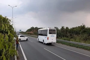 Tháo hộ lan quay đầu xe trên cao tốc là vi phạm