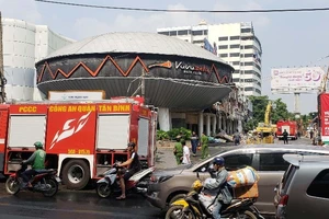 Cháy tại siêu thị đang tháo dỡ gần sân bay Tân Sơn Nhất