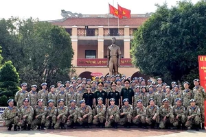 Đoàn giữ gìn hòa bình Liên Hiệp Quốc báo công lên Bác Hồ 