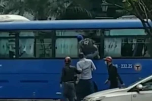 Công an làm việc với người đập phá xe buýt ở Thủ Đức