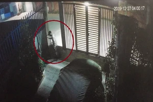 Camera ghi lại cảnh trộm đột nhập lấy ba xe máy tại Thủ Đức