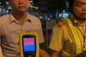 Tài xế ô tô vi phạm nồng độ cồn va chạm với xe máy