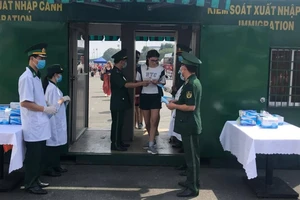 Phát khẩu trang và kiểm tra thân nhiệt sinh viên quốc tế