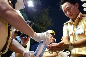 Dịch Corona: Dân tự bóc ống thổi, rửa tay khi đo nồng độ cồn