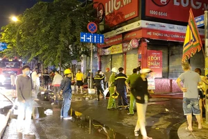 Cháy cửa hàng valy gần sân bay Tân Sơn Nhất vào đêm khuya