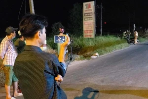 Nửa đêm mà nhiều người còn tới live stream vụ Tuấn 'khỉ' 