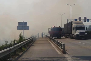 Cháy cỏ, khói mịt mù đường dẫn cao tốc 