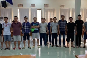 Bình Thạnh: Phá sòng bạc thu 500 triệu đồng cùng 2 khẩu súng