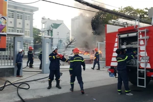 Cháy xe phun thuốc sát khuẩn đang đậu ở trụ sở ủy ban phường 