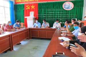 Ảnh: Ban chỉ đạo huyện và xã Phước Nam bàn kế hoạch chuẩn bị cách ly F1