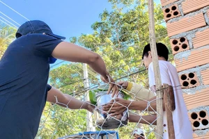 Chợ lưu động giá rẻ phục vụ khu cách ly thôn Văn Lâm 3