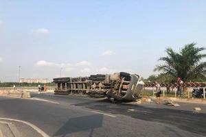 Dân cứu tài xế mắc kẹt trong cabin xe đầu kéo ở quận 9