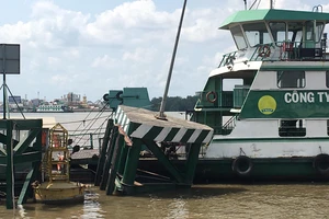 Tàu biển va chạm bến nổi tại phà Cát Lái