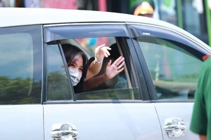 Du học sinh cách ly: 'Cảm ơn các anh, ra về lại nhớ nơi này'