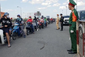 TP.HCM: Đưa 2 người Trung Quốc có thân nhiệt 39 độ đi cách ly