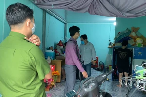 Triệu tập người lợi dụng COVID-19 thu mua sổ bảo hiểm xã hội