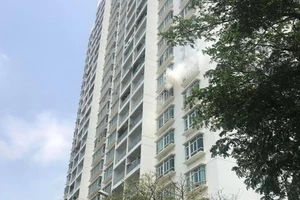 Chung cư ở quận 2 cháy, dân mang mặt nạ dưỡng khí tháo chạy