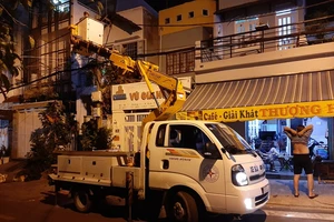 Cháy tại cột điện đêm 30-4, người dân hốt hoảng