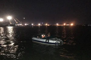 Lật vỏ lãi ở quận 9, 1 người mất tích