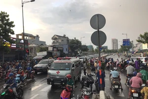 Va chạm với xe chở rác trong mưa, 1 thanh niên tử vong 