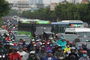 Hàng ngàn người dầm mưa tại đường Điện Biên Phủ do kẹt xe