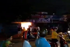 Nhiều khách hoảng loạn khi quán nước quận 7 cháy