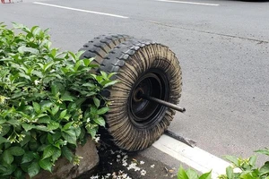 Dân hú vía khi bánh xe tải lăn tự do hàng trăm mét trên đại lộ