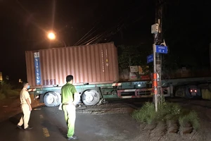 Nâng container đưa nạn nhân tai nạn giao thông ra ngoài