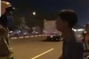 Dân nhậu 'cù nhây' khi bị CSGT xử phạt