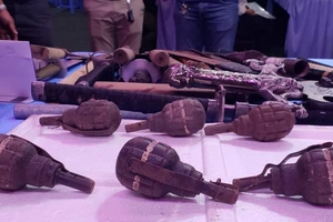 Dân khu chợ đầu mối Thủ Đức nộp gần trăm kiếm, súng, lựu đạn