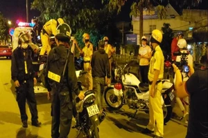 Bắt nhóm quái xế 'đi bão' trên đường Phạm Văn Đồng 