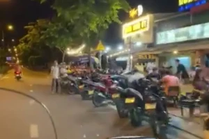 Quán nhậu lấy lòng đường Phạm Văn Đồng làm nơi giữ xe