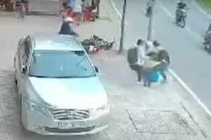 Cướp dùng dao và bình xịt hơi cay tấn công người dân 