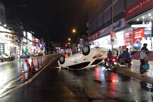 Thủ Đức: Tránh xe máy, ô tô lật nhào trong cơn mưa 